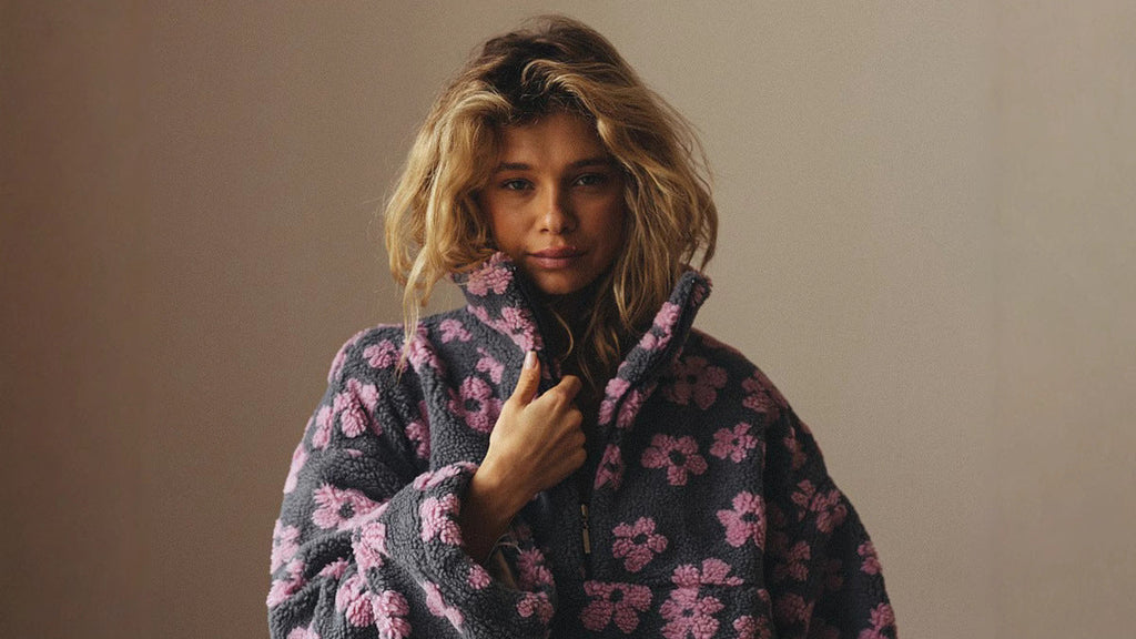 Felpa invernale con dettagli floreali – selezione ÆSTRAL